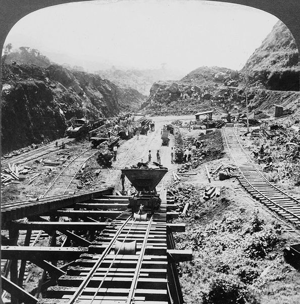 Panama Canal under construction in 1907.